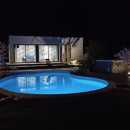 Dans Les Vignobles Cierzac